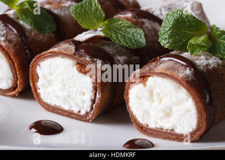 Crepes di cioccolato con ricotta su di una piastra orizzontale di macro Foto Stock