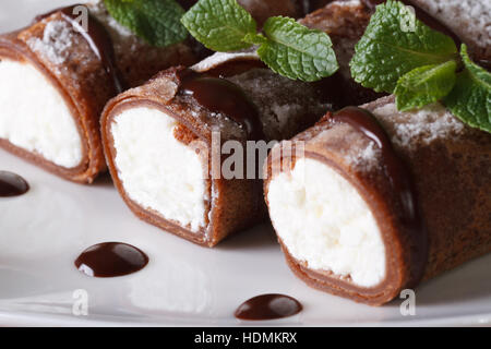 Al delizioso cioccolato crepes con formaggio morbido e menta closeup su piastra in orizzontale Foto Stock