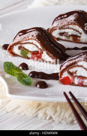 Giapponese crêpe al cioccolato panini con formaggio e frutta su una piastra bianca di close-up verticale. Foto Stock