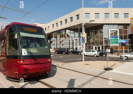 La linea del tram, Place Delille, Clermont-Ferrand. Foto Stock