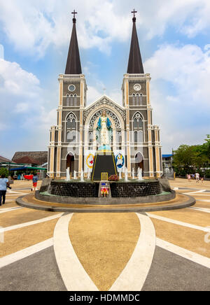 La Chiesa cattolica e la Santa Maria statua - Maephra Patisonti Niramon Chiesa di Chanthaburi, Thailandia Foto Stock