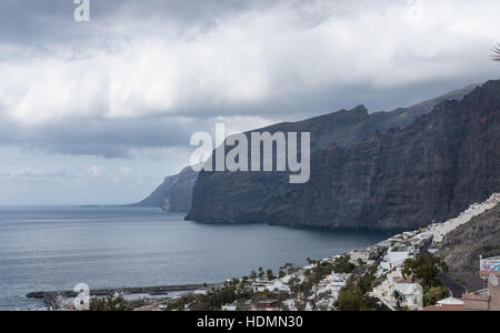 Los Gigantes, spiaggia rocciosa occidentale della isola di Tenerife, Isole Canarie, Spagna Foto Stock