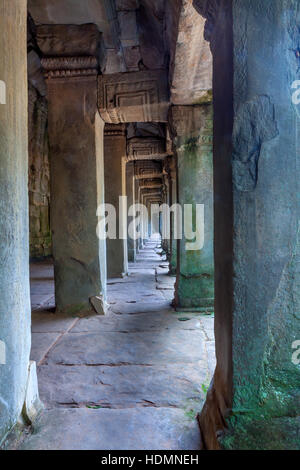 Restaurata ala sud involucro 3° galleria al Ta Prohm tempio complesso in Cambogia. Foto Stock