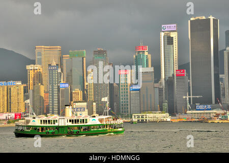 Star Ferry Crossing Victoria Harbour tra Kowloon e l'Isola di Hong Kong Foto Stock