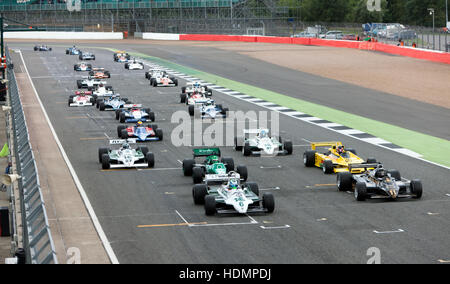 Avvio di laminazione per la FIA Masters storica gara di Formula Uno al 2016 Silverstone Classic. Foto Stock