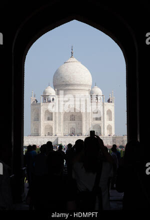 Il Taj Mahal mausoleo,vista attraverso il cancello di ingresso,Uttar Pradesh, India Foto Stock