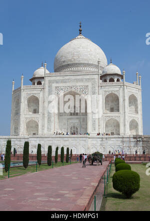 Il Taj Mahal mausoleo,vista sud ,Uttar Pradesh, India Foto Stock