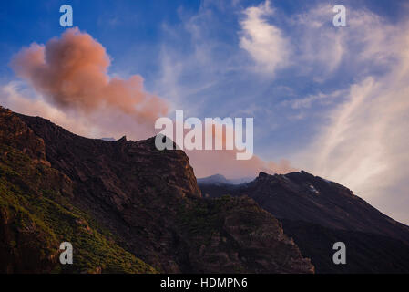 Vulcano Stromboli in eruzione, Stromboli e le isole Eolie, Italia Foto Stock