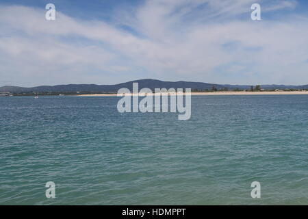 Vista sulle montagne in Algarve da Ria Formosa Parco Nazionale a Faro, Portogallo. Foto Stock
