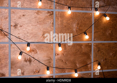 Pareti in legno decorate da lampade elettriche. Antiquariato decorativi in stile Edison. Foto Stock