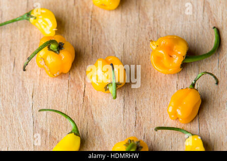 Piccolo giallo homegrown organici di peperoncino su una superficie in legno sfondo Modello di Rilascio: No. Proprietà di rilascio: No. Foto Stock
