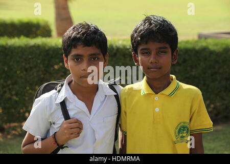 Ritratto di due ragazzi della scuola in Tamil Nadu, India. Foto Stock