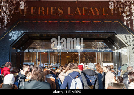 Parigi, Francia, 4 dicembre 2016. La folla di gente che aspetta la domenica mattina apertura delle Galeries Lafayette di Parigi Foto Stock