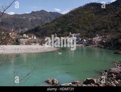 Angolo di alta vista del Fiume Gange a Rishikesh, Uttarakhand, India Foto Stock