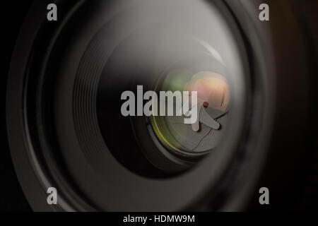 La lente della fotocamera vicino. DSLR Shutter sfondo. Foto Stock