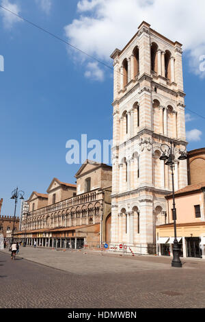 Loggia dei Merciai e la torre campanaria in Piazza Trento Trieste, Ferrara, Italia. Foto Stock