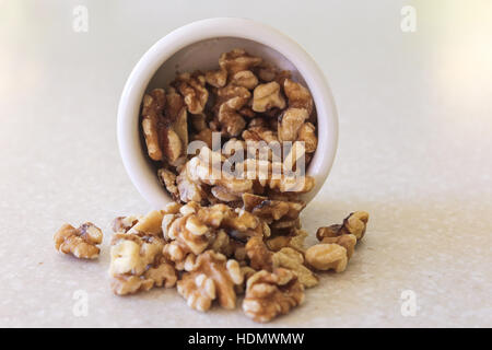 Deliziose le noci la fuoriuscita di un contenitore su un bancone cucina, pronto per gustare uno snack o in una ricetta preferita! Vedi portfolio per altri simi Foto Stock