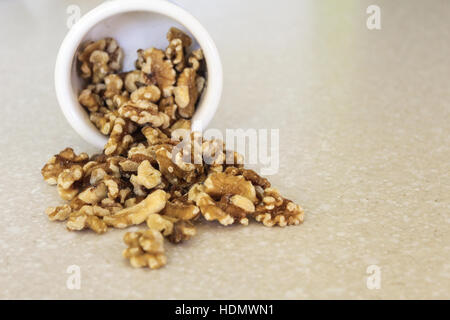 Deliziose le noci la fuoriuscita di un contenitore su un bancone cucina, pronto per gustare uno snack o in una ricetta preferita! Vedi portfolio per altri simi Foto Stock