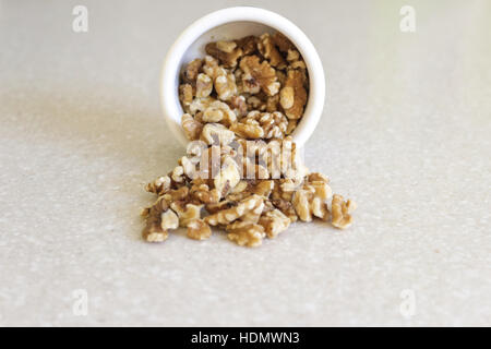 Deliziose le noci la fuoriuscita di un contenitore su un bancone cucina, pronto per gustare uno snack o in una ricetta preferita! Vedi portfolio per altri simi Foto Stock