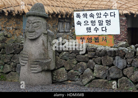 Statua del nonno, Seongeup Folk Village, Jeju Island, Corea del Sud, Asia Foto Stock