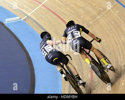 Lee Valley VeloPark, Londra, Regno Unito. 3 dicembre 2016.Rivoluzione Serie cingoli, Champions League Round 2.Ed Clancy e Jon stampo passaggio nella mens Foto Stock