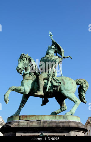 Statua di Goffredo di Bouillon a cavallo situata prima Saint-Jacques-sur-Coudenberg chiesa in Place Royale Bruxelles Belgio Foto Stock