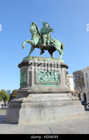 Statua di Goffredo di Bouillon a cavallo situata prima Saint-Jacques-sur-Coudenberg chiesa in Place Royale Bruxelles Belgio Foto Stock