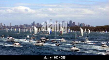 Sydney, Australia - 26 dicembre 2012. I partecipanti yachts nel porto di Sydney dopo l'avvio. Sydney Hobart Yacht Race è un evento annuale a partire Foto Stock