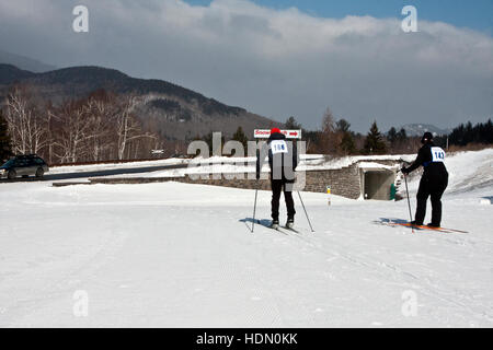 Mount Washington Valley, Pinkham tacca, New Hampshire, Great Glen Outdoor Center,due Nordic sciatori sulle piste per il fondo Foto Stock