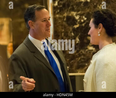 New York, NY, STATI UNITI D'AMERICA. 12 Dic, 2016. Ex Senatore della Pennsylvania Rick Santorum è visto nella lobby di Trump Tower a New York, NY, STATI UNITI D'AMERICA, 12 dicembre 2016. Il presidente usa eletto Donald Trump è l'organizzazione di riunioni a Trump Tower come egli continua a riempire in posizioni chiave nella sua nuova amministrazione. - Nessun filo SERVICE - foto: Albin Lohr-Jones/consolidato/Piscina/dpa/Alamy Live News Foto Stock