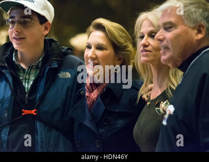 New York, NY, STATI UNITI D'AMERICA. 12 Dic, 2016. Ex presidenziale repubblicano candidato primario Carly Fiorina (2 L) nella lobby di Trump Tower a seguito del suo incontro con il presidente eletto Donald Trump a New York, NY, STATI UNITI D'AMERICA, 12 dicembre 2016. Il presidente usa eletto Donald Trump è l'organizzazione di riunioni a Trump Tower come egli continua a riempire in posizioni chiave nella sua nuova amministrazione. - Nessun filo SERVICE - foto: Albin Lohr-Jones/consolidato/Piscina/dpa/Alamy Live News Foto Stock