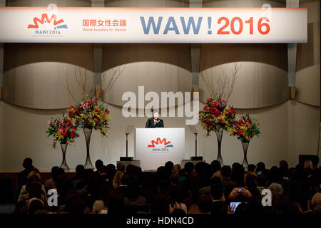 Tokyo, Giappone. Xiii Dec, 2016. Il Governatore di Tokyo Yuriko Koike parla durante l Assemblea mondiale per le donne : WAW! 2016 Il 13 dicembre 2016, Tokyo, Giappone. Leader femmina dalla politica, business, sport e società stanno frequentando WAW! 2016 per discutere il ruolo delle donne nei loro paesi e affiliazioni. Il Giappone sta cercando di aumentare la partecipazione delle donne al lavoro e Abe administration impostare un obiettivo di aumentare la quota delle donne nei ruoli di gestione per il 30 percento entro il 2020. Credito: Aflo Co. Ltd./Alamy Live News Foto Stock