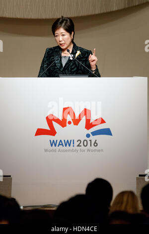 Tokyo, Giappone. Xiii Dec, 2016. Il Governatore di Tokyo Yuriko Koike parla durante l Assemblea mondiale per le donne : WAW! 2016 Il 13 dicembre 2016, Tokyo, Giappone. Leader femmina dalla politica, business, sport e società stanno frequentando WAW! 2016 per discutere il ruolo delle donne nei loro paesi e affiliazioni. Il Giappone sta cercando di aumentare la partecipazione delle donne al lavoro e Abe administration impostare un obiettivo di aumentare la quota delle donne nei ruoli di gestione per il 30 percento entro il 2020. Credito: Aflo Co. Ltd./Alamy Live News Foto Stock