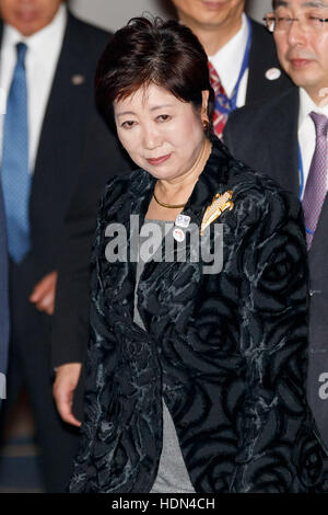 Tokyo, Giappone. Xiii Dec, 2016. Il Governatore di Tokyo Yuriko Koike lascia l'Assemblea mondiale per le donne : WAW! 2016 Il 13 dicembre 2016, Tokyo, Giappone. Leader femmina dalla politica, business, sport e società stanno frequentando WAW! 2016 per discutere il ruolo delle donne nei loro paesi e affiliazioni. Il Giappone sta cercando di aumentare la partecipazione delle donne al lavoro e Abe administration impostare un obiettivo di aumentare la quota delle donne nei ruoli di gestione per il 30 percento entro il 2020. Credito: Aflo Co. Ltd./Alamy Live News Foto Stock