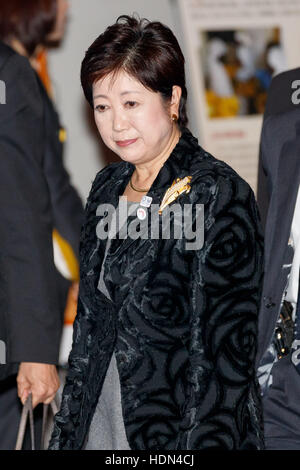 Tokyo, Giappone. Xiii Dec, 2016. Il Governatore di Tokyo Yuriko Koike lascia l'Assemblea mondiale per le donne : WAW! 2016 Il 13 dicembre 2016, Tokyo, Giappone. Leader femmina dalla politica, business, sport e società stanno frequentando WAW! 2016 per discutere il ruolo delle donne nei loro paesi e affiliazioni. Il Giappone sta cercando di aumentare la partecipazione delle donne al lavoro e Abe administration impostare un obiettivo di aumentare la quota delle donne nei ruoli di gestione per il 30 percento entro il 2020. Credito: Aflo Co. Ltd./Alamy Live News Foto Stock