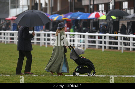 Frequentatori di gara sono visibili in prossimità del traguardo a Plumpton racecourse in East Sussex. Foto Stock