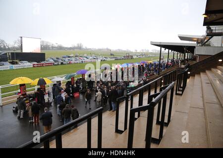 Frequentatori di gara sono visibili in prossimità del traguardo a Plumpton racecourse in East Sussex. Foto Stock