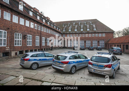 Gdansk, Polonia. Xiii Dec, 2016. Opel Corsa, e Kia Ceed auto della polizia sono visti. Tre nuove macchine e nuovi farmaci analyzer di avviare il funzionamento in Pomerania polizia. Auto e macchina da laboratorio è stato acquistato dal Maresciallo di Pomerania Mieczyslaw Struk e ufficialmente trasmesso alla Polica al Biskupia Gorka quartier generale della polizia di Gdansk Credito: Michal Fludra/Alamy Live News Foto Stock