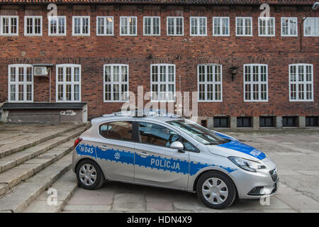 Gdansk, Polonia. Xiii Dec, 2016. Opel Corsa auto della polizia è visto. Tre nuove macchine e nuovi farmaci analyzer di avviare il funzionamento in Pomerania polizia. Auto e macchina da laboratorio è stato acquistato dal Maresciallo di Pomerania Mieczyslaw Struk e ufficialmente trasmesso alla Polica al Biskupia Gorka quartier generale della polizia di Gdansk Credito: Michal Fludra/Alamy Live News Foto Stock