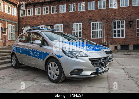 Gdansk, Polonia. Xiii Dec, 2016. Opel Corsa auto della polizia è visto. Tre nuove macchine e nuovi farmaci analyzer di avviare il funzionamento in Pomerania polizia. Auto e macchina da laboratorio è stato acquistato dal Maresciallo di Pomerania Mieczyslaw Struk e ufficialmente trasmesso alla Polica al Biskupia Gorka quartier generale della polizia di Gdansk Credito: Michal Fludra/Alamy Live News Foto Stock