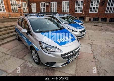 Gdansk, Polonia. Xiii Dec, 2016. Opel Corsa auto della polizia è visto. Tre nuove macchine e nuovi farmaci analyzer di avviare il funzionamento in Pomerania polizia. Auto e macchina da laboratorio è stato acquistato dal Maresciallo di Pomerania Mieczyslaw Struk e ufficialmente trasmesso alla Polica al Biskupia Gorka quartier generale della polizia di Gdansk Credito: Michal Fludra/Alamy Live News Foto Stock