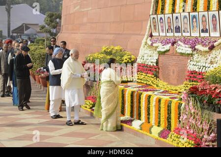 New Delhi, India. Xiii Dec, 2016. Primo Ministro indiano Narendra Modi (seconda R) ed ex Primo Mininster Manmohan Singh (terza R) rendere omaggio ai martiri del 2001 il Parlamento attentato in cui 11 persone, tra cui cinque il personale di sicurezza, sono stati uccisi in una feroce gunfight in New Delhi, India, 13 dicembre 2016. Credito: Stringer/Xinhua/Alamy Live News Foto Stock