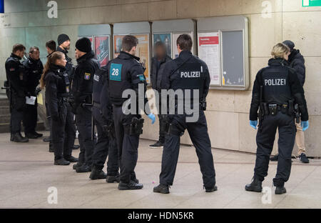 Francoforte, Germania. Xiii Dec, 2016. I funzionari di polizia con un sospetto in la stazione centrale di Francoforte, Frankfurt am Main, Germania, 13 dicembre 2016. La polizia ha intensificato le pattuglie della stazione al fine di prevenire la criminalità e il traffico di droga. - Attenzione i redattori: il volto del sospetto è stato disturbato al fine di preservare il suo anonimato - foto: Boris Roessler/dpa © dpa picture alliance/Alamy Live News Foto Stock