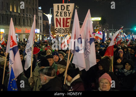 Varsavia, Polonia. Xiii Dec, 2016. Migliaia di dimostranti si riuniscono per le strade di Varsavia, Polonia, 13 dicembre 2016, per protestare contro la politica dell'attuale governo Polacco in occasione dell'anniversario dell'introdcution della legge marziale sul 13 dicembre 35 anni fa dal regime comunista. Foto: Jan A. Nicolas/dpa/Alamy Live News Foto Stock