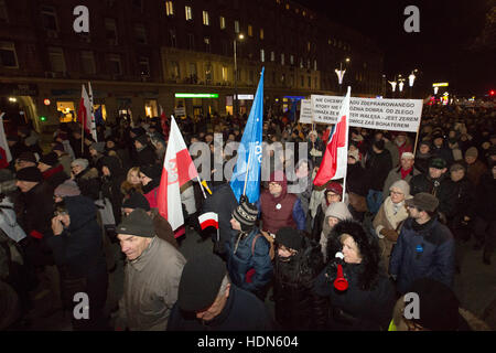 Varsavia, Polonia. Xiii Dec, 2016. Migliaia di dimostranti si riuniscono per le strade di Varsavia, Polonia, 13 dicembre 2016, per protestare contro la politica dell'attuale governo Polacco in occasione dell'anniversario dell'introdcution della legge marziale sul 13 dicembre 35 anni fa dal regime comunista. Foto: Jan A. Nicolas/dpa/Alamy Live News Foto Stock