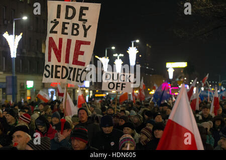 Varsavia, Polonia. Xiii Dec, 2016. Migliaia di dimostranti si riuniscono per le strade di Varsavia, Polonia, 13 dicembre 2016, per protestare contro la politica dell'attuale governo Polacco in occasione dell'anniversario dell'introdcution della legge marziale sul 13 dicembre 35 anni fa dal regime comunista. Foto: Jan A. Nicolas/dpa/Alamy Live News Foto Stock