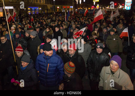 Varsavia, Polonia. Xiii Dec, 2016. Migliaia di dimostranti si riuniscono per le strade di Varsavia, Polonia, 13 dicembre 2016, per protestare contro la politica dell'attuale governo Polacco in occasione dell'anniversario dell'introdcution della legge marziale sul 13 dicembre 35 anni fa dal regime comunista. Foto: Jan A. Nicolas/dpa/Alamy Live News Foto Stock