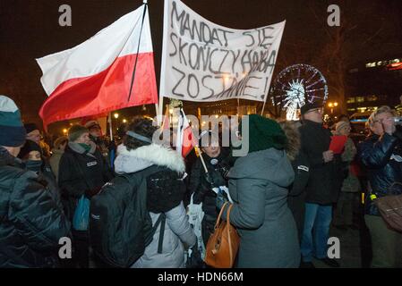 Gdansk, Polonia. Xiii Dec, 2016. Il Comitato per la Difesa della Democrazia (KOD) il movimento di protesta al di fuori della legge e della giustizia parte hedquarter in Gdansk e al Dlugi Targ street a Danzica chiamato ' sciopero dei cittadini '. I dimostranti la richiesta di dimissioni del governo del PM Beata Szydlo, inibizione impreparati e politicizzazione della riforma dell'istruzione e l'introduzione di veri capo dello Stato della Chiesa Credito: Michal Fludra/Alamy Live News Foto Stock