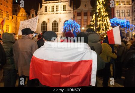 Gdansk, Polonia. Xiii Dec, 2016. Il Comitato per la Difesa della Democrazia (KOD) il movimento di protesta al di fuori della legge e della giustizia parte hedquarter in Gdansk e al Dlugi Targ street a Danzica chiamato ' sciopero dei cittadini '. I dimostranti la richiesta di dimissioni del governo del PM Beata Szydlo, inibizione impreparati e politicizzazione della riforma dell'istruzione e l'introduzione di veri capo dello Stato della Chiesa Credito: Michal Fludra/Alamy Live News Foto Stock