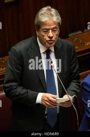 Roma, Italia. Xiii Dec, 2016. Primo Ministro italiano Paolo Gentiloni dà il suo primo discorso alla Camera bassa davanti a un voto di fiducia a Roma, capitale d'Italia, a Dic. 13, 2016. Il nuovo governo del Primo Ministro italiano Paolo Gentiloni cancellato una casa inferiore voto di fiducia di martedì con 368 a favore e 105 contrari. Credito: Jin Yu/Xinhua/Alamy Live News Foto Stock